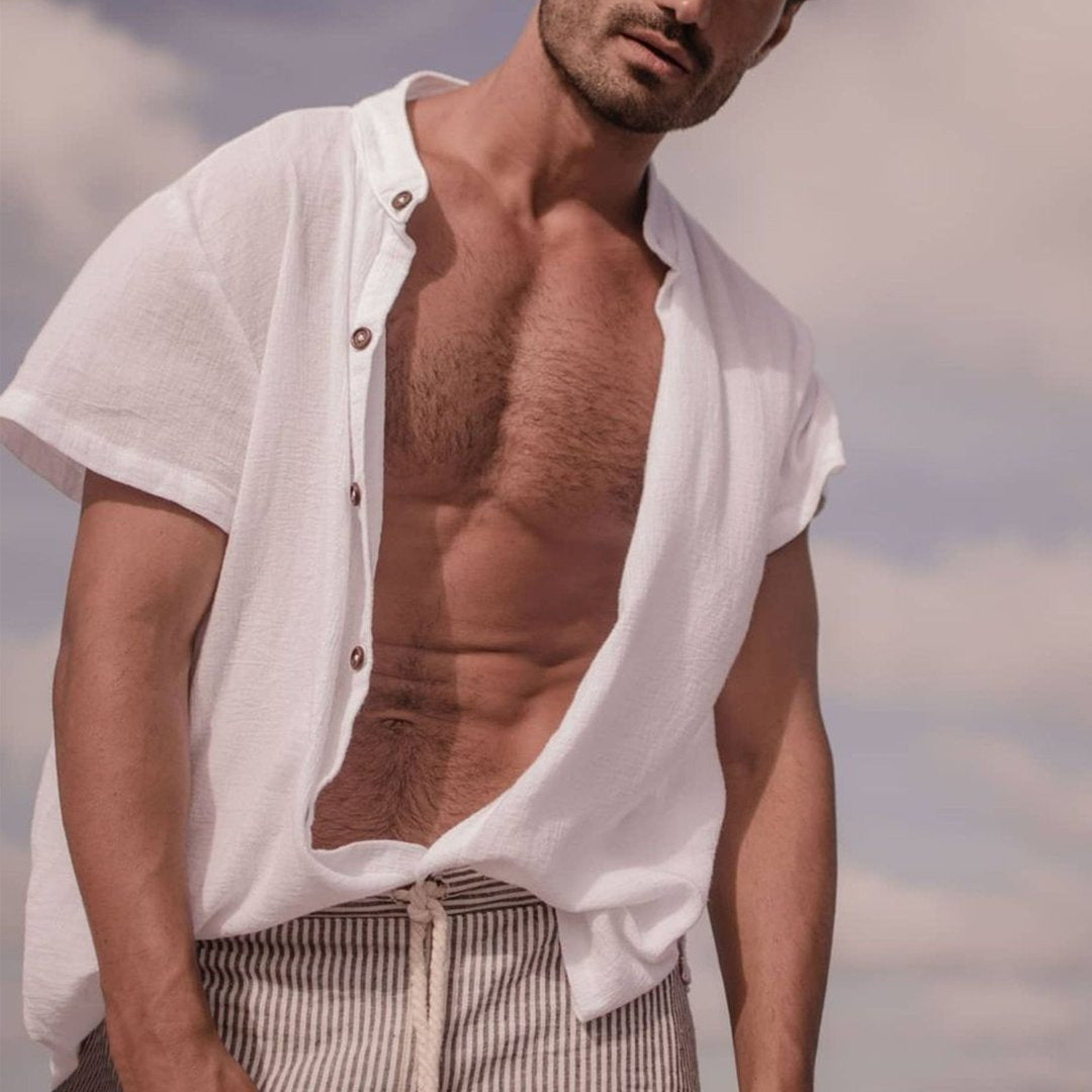 Camisa de manga corta de color liso estilo vacacional para hombre