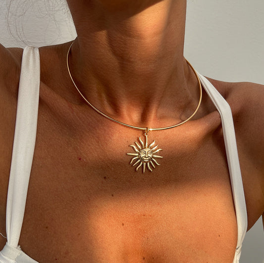 Collar con colgante de aleación de sol simple a la moda para mujer para un uso elegante