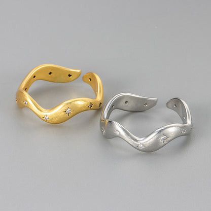 Anillo de cobre con ondas esmeriladas de circonita a la moda para mujer