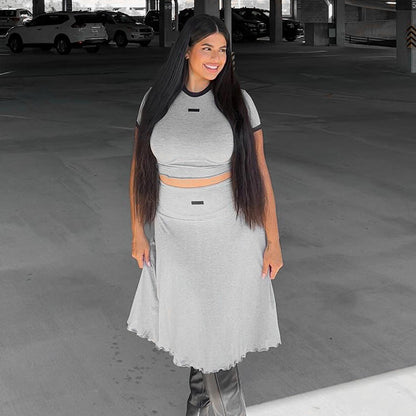 Conjunto de camiseta informal de manga corta con rizos en contraste de color y falda plisada de cintura alta para mujer