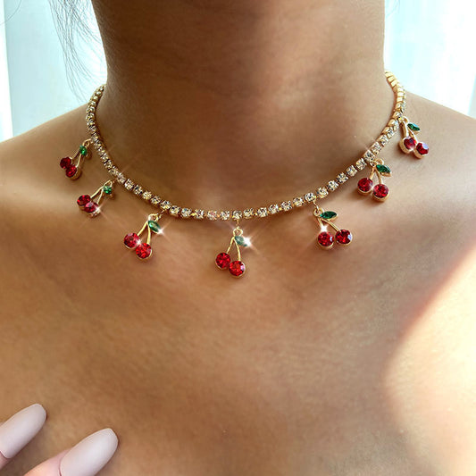 Collar de cadena con diamantes de imitación y cerezas pequeñas rojas a la moda para mujer