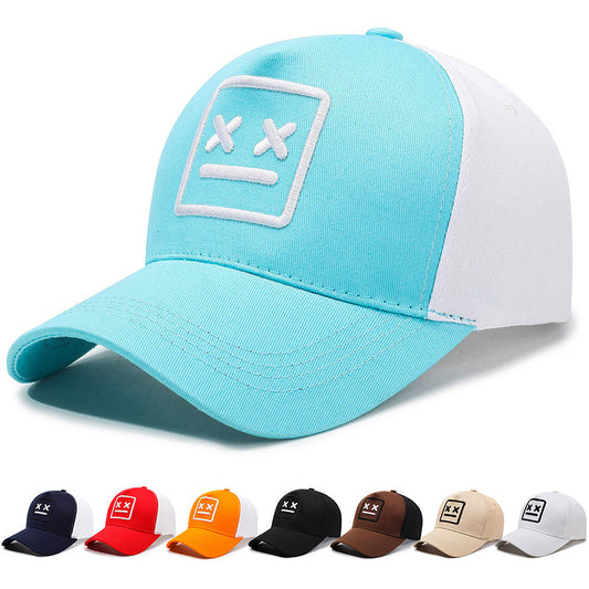 Gorra sencilla con costuras de color en contraste bordadas