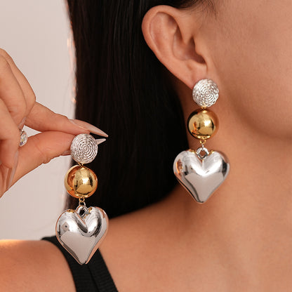 Pendientes de corazón distintivos con contraste exagerado