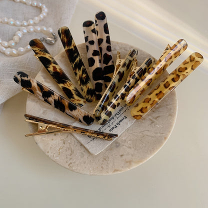 Horquilla de tira larga de leopardo acrílico para mujer: un accesorio elegante y con estilo.