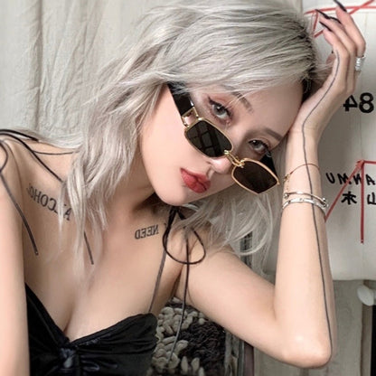 Lunettes de soleil carrées décontractées à la mode pour femmes avec accents dorés