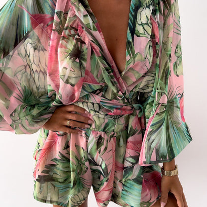 Conjunto de dos piezas de top y pantalones cortos de manga larga con cuello en V y estampado floral para mujer