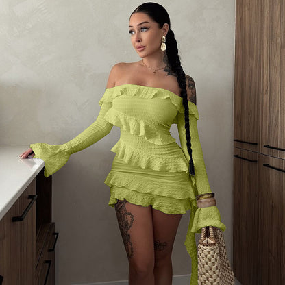 Vestido de mujer con hombros descubiertos, volantes y mangas acampanadas con cintas en color liso