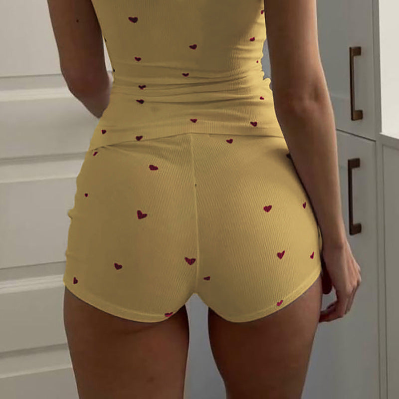 Conjunto de camiseta sin mangas con estampado de corazones y pantalones cortos tie-dye para mujer