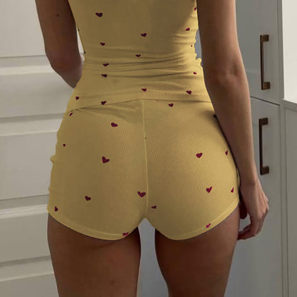 Conjunto de camiseta sin mangas con estampado de corazones y pantalones cortos tie-dye para mujer