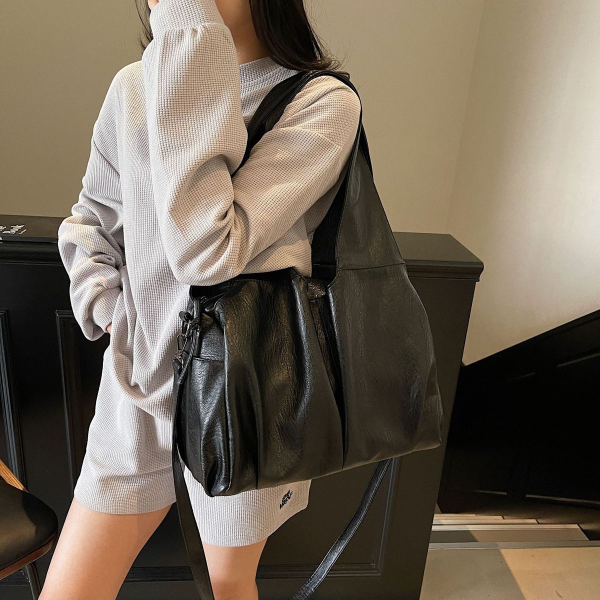 Bolso de mano informal de gran capacidad en color liso para mujer