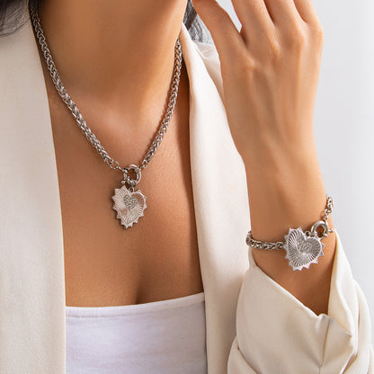 Collar y pulsera de metal con forma de corazón de moda