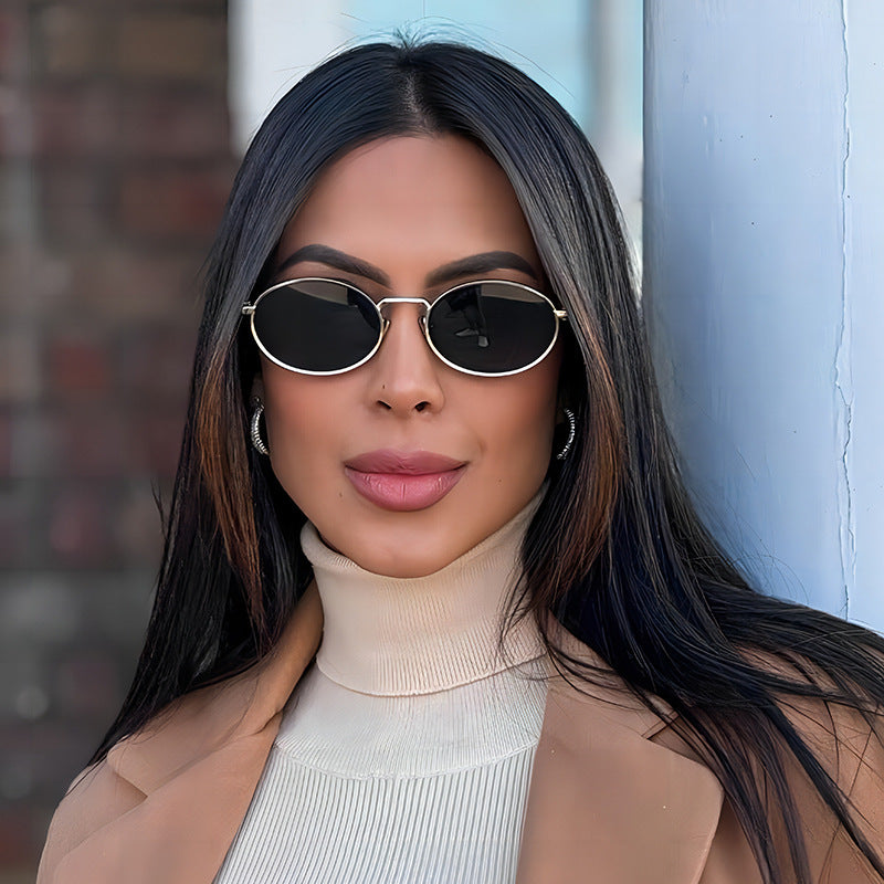 Gafas de sol ovaladas retro con montura metálica elegante