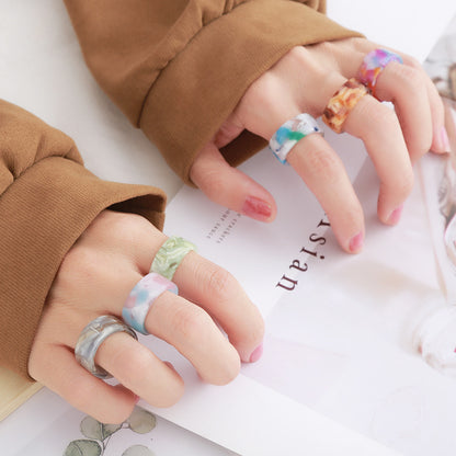 Anillo geométrico acrílico multicolor para mujer: un accesorio elegante