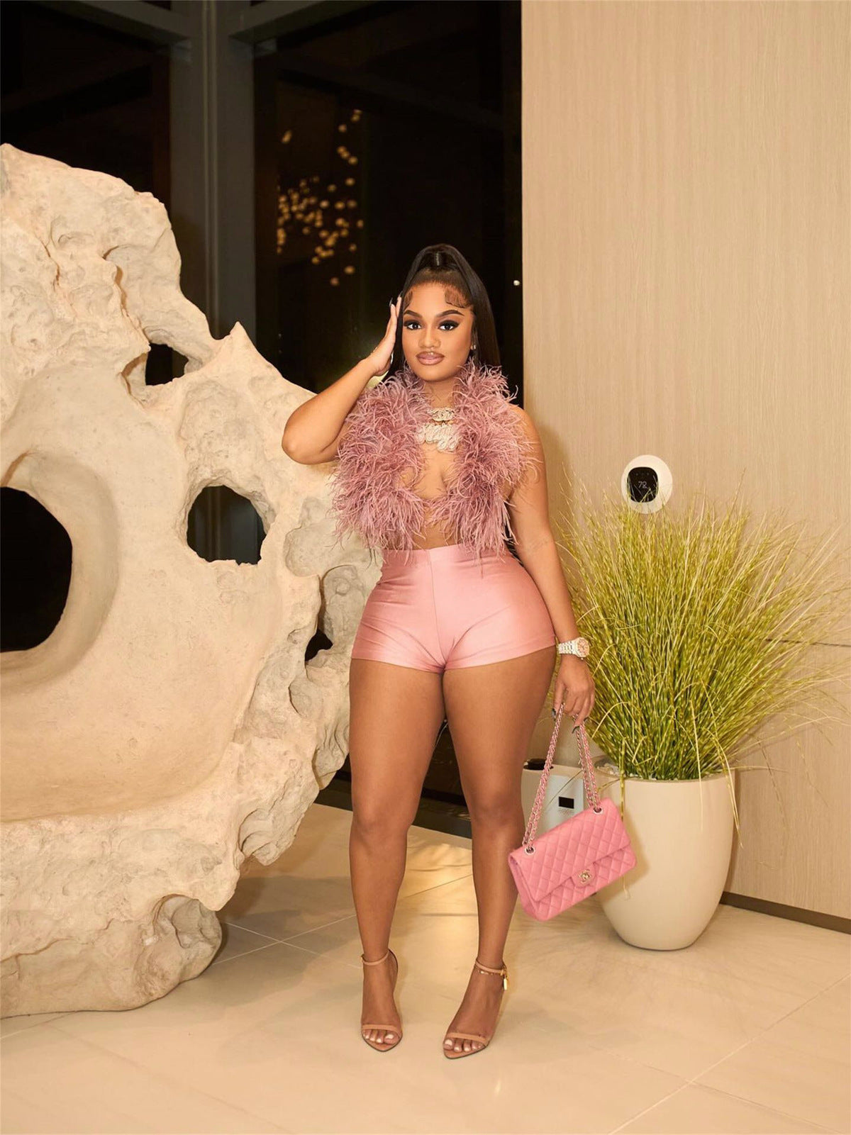 Conjunto de dos piezas de top corto con cuello halter y plumas sexy para mujer, sin espalda y pantalones cortos ajustados