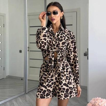 Conjunto de cárdigan de manga larga y pantalones cortos con estampado de leopardo