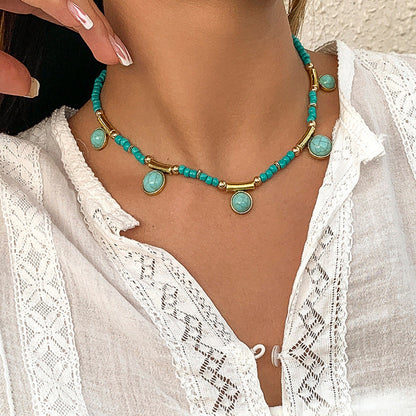 Collar bohemio con borlas de turquesa y cuentas doradas