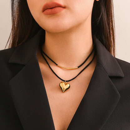 Collar sencillo de corazón de chenilla negra