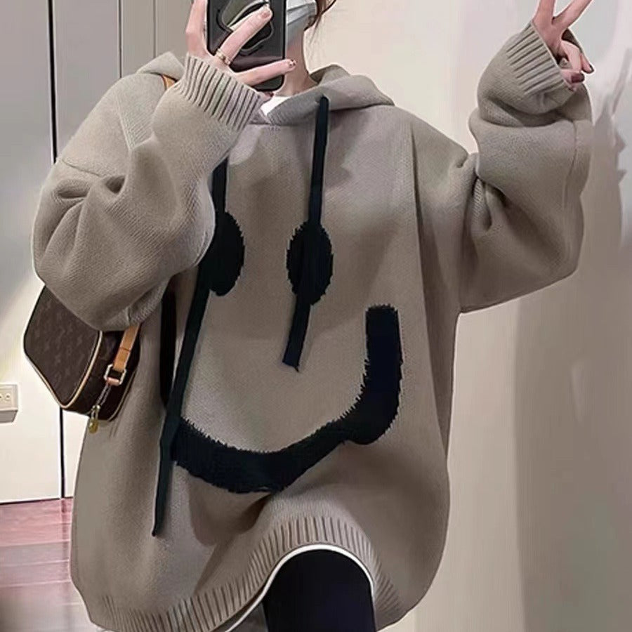 Prendas de punto con capucha y cara sonriente informal a la moda para mujer