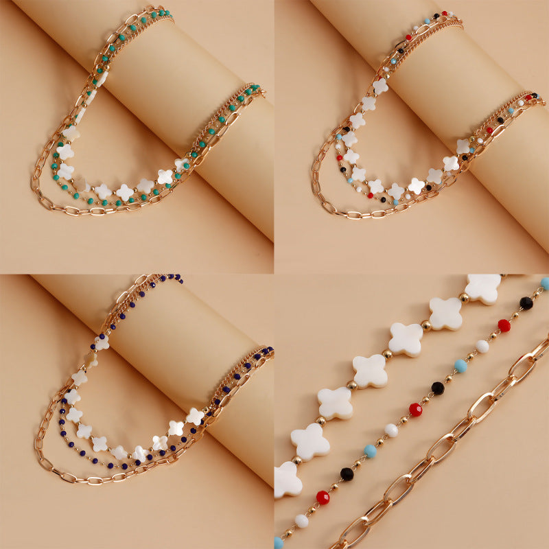 Collar bohemio de minicuentas acrílicas con trébol de cuatro hojas