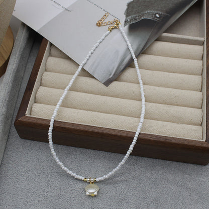 Collar con colgante de estrella de mar y cuentas de moda para mujer con detalles de aleación.