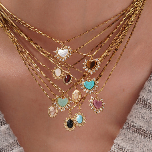 Collar sencillo de acero y titanio con piedras naturales y diseño de amor para mujer