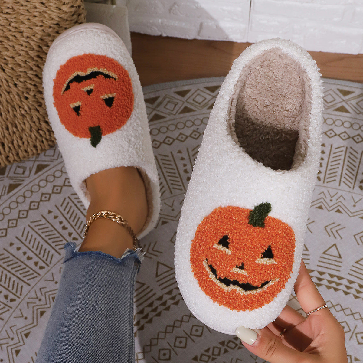 Pantuflas de felpa de calabaza con dibujos animados de Halloween para mujer
