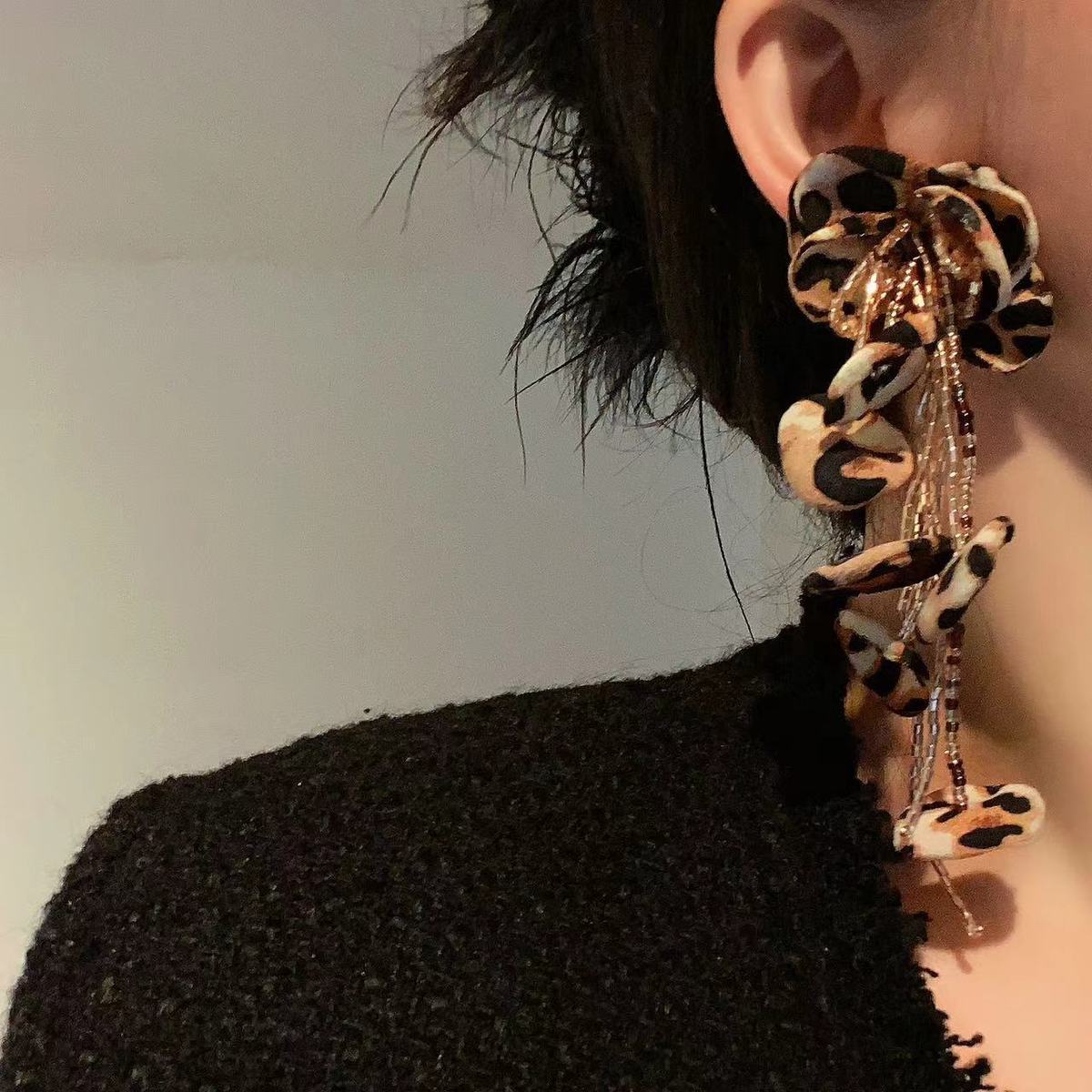 Pendientes largos con borlas florales y estampados de leopardo exagerados