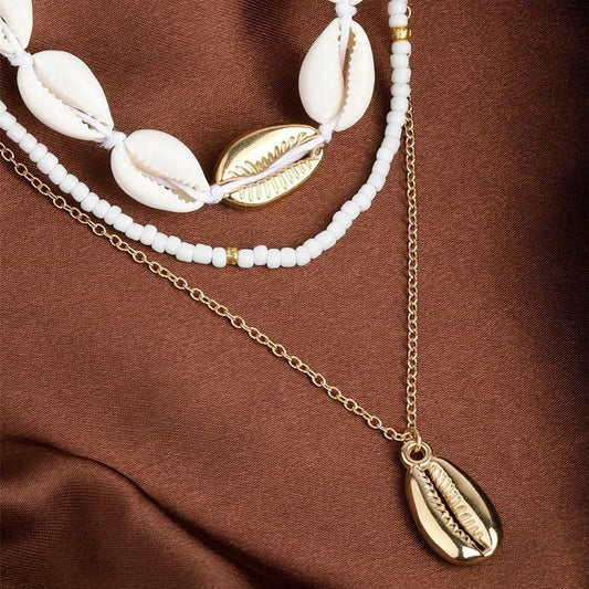 Collar bohemio multicapa con mini cuentas y conchas