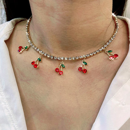 Collar de cadena con diamantes de imitación y cerezas pequeñas rojas a la moda para mujer