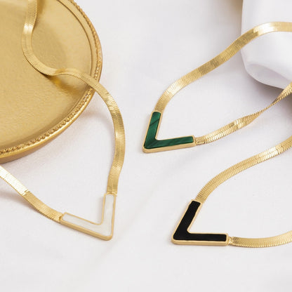 Collar en forma de V de acero y titanio para mujer