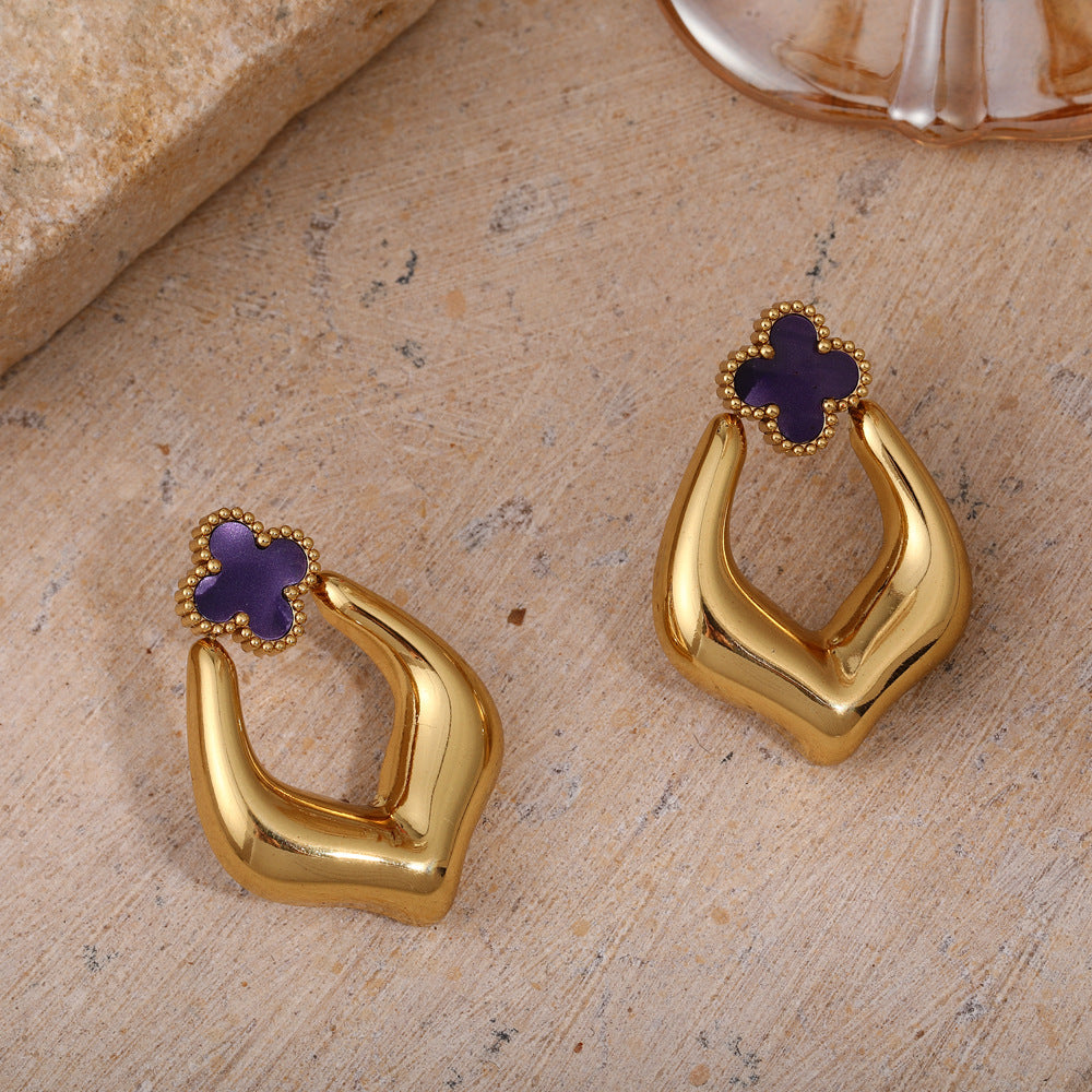Boucles d'oreilles à tige en acier titane avec trèfle à quatre feuilles personnalisé