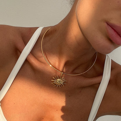 Collar con colgante de aleación de sol simple a la moda para mujer para un uso elegante