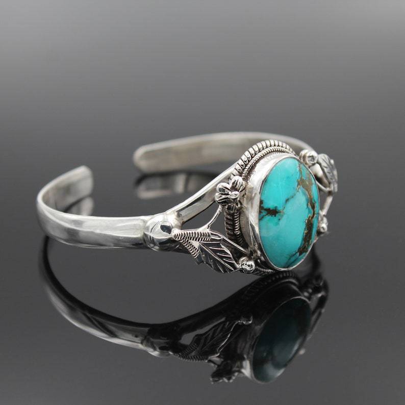 Pulsera vintage bohemia con flores talladas en turquesa para mujer
