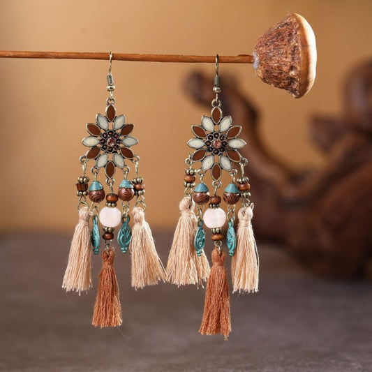 Pendientes de borlas con cuentas de madera y flores bohemias