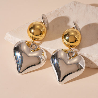 Pendientes de corazón distintivos con contraste exagerado