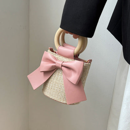 Bolso tipo cubo de paja tejida con lazo de estilo bohemio