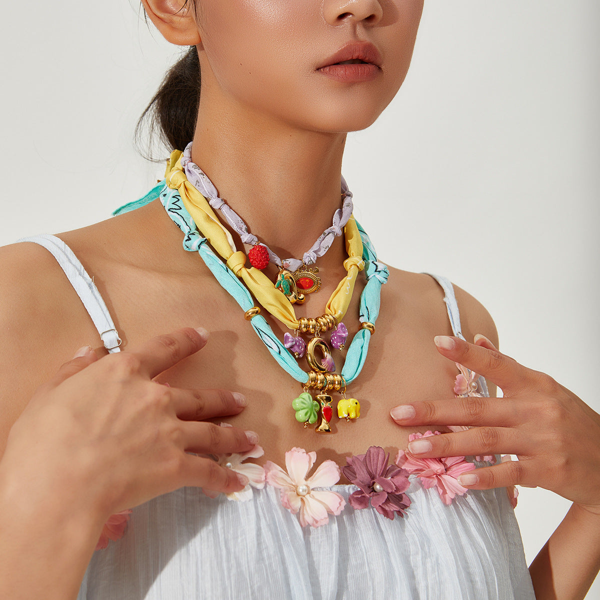 Collares de seda con colgante de letras inglesas y aceite de gota hechos a mano para mujer