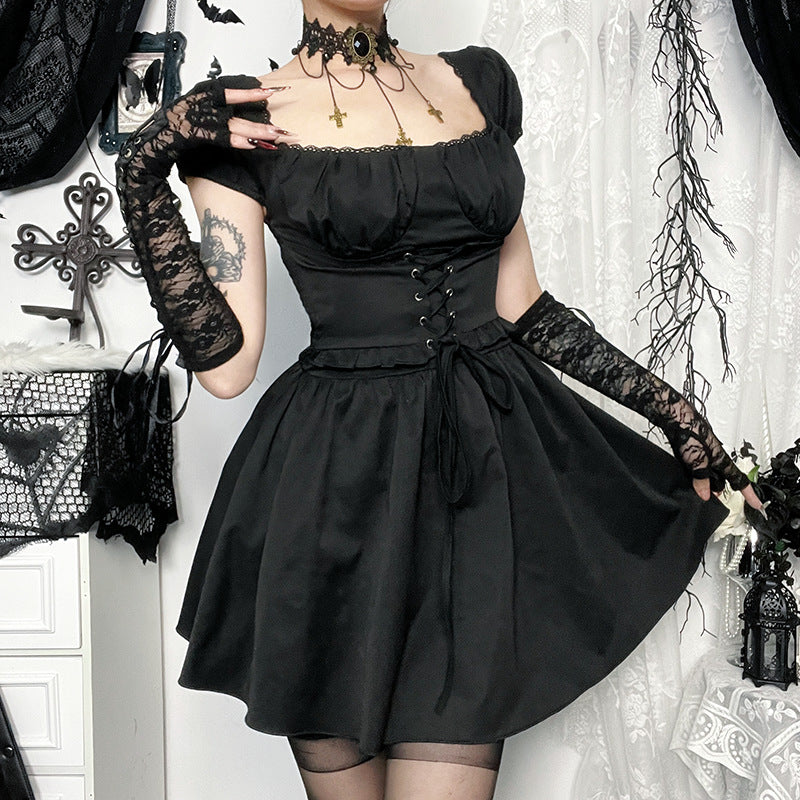 Robe élégante à lacets et col carré de style gothique