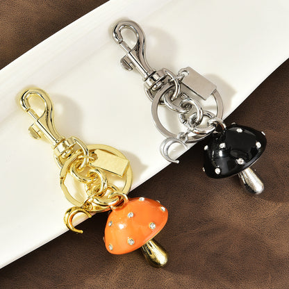 Accesorios de llavero con colgante de hongo de moda