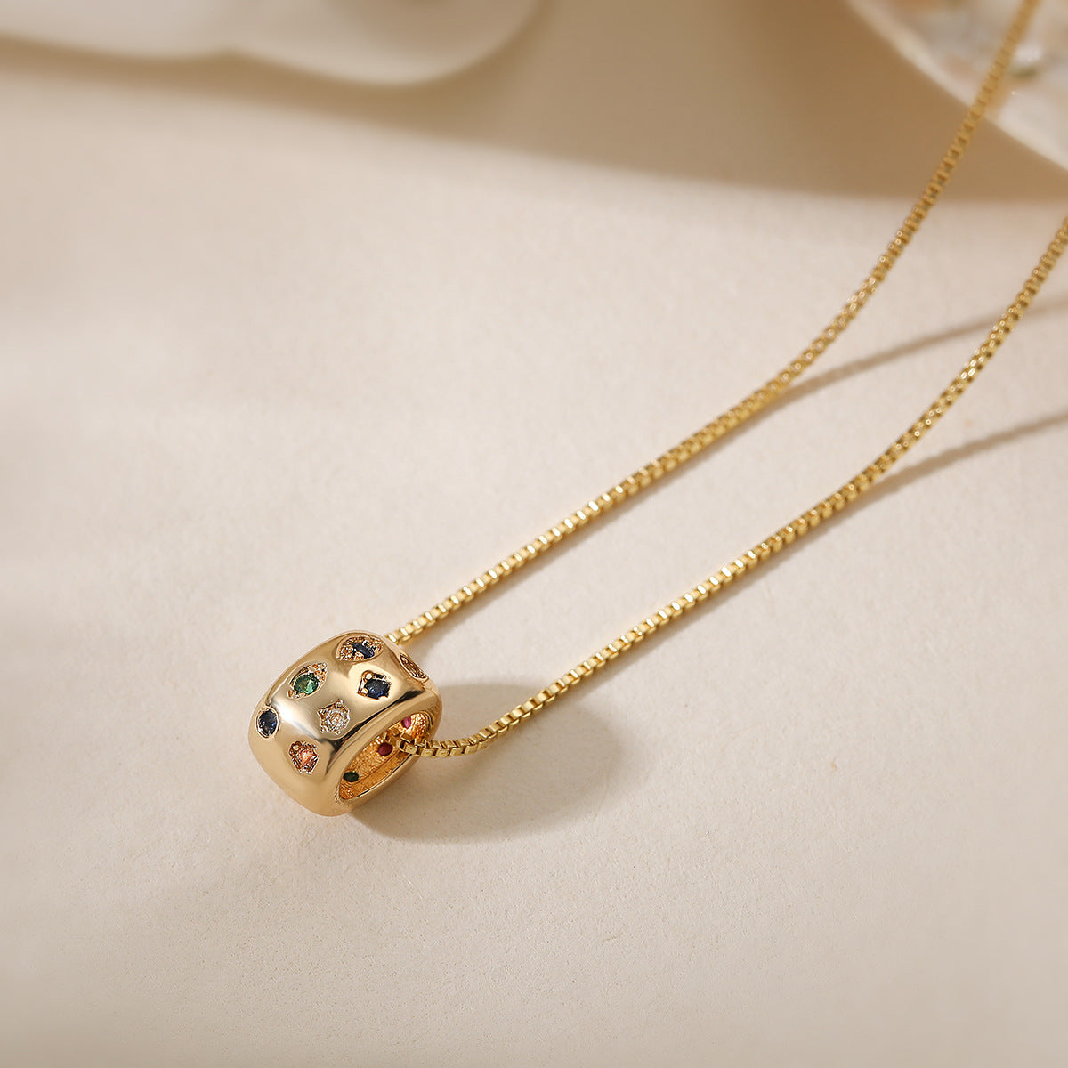 Collar con colgante de circonita chapado en oro de 18 quilates con diseño geométrico sencillo para mujer
