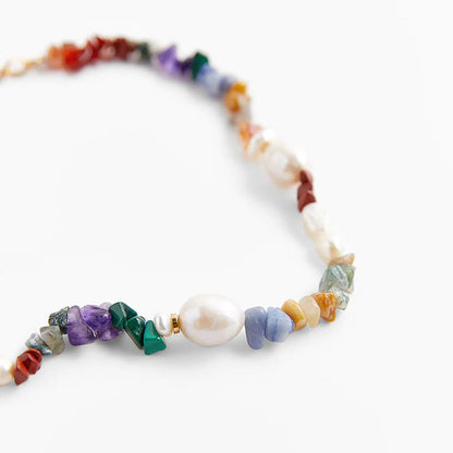 Collar bohemio de piedras multicolores tejidas a mano