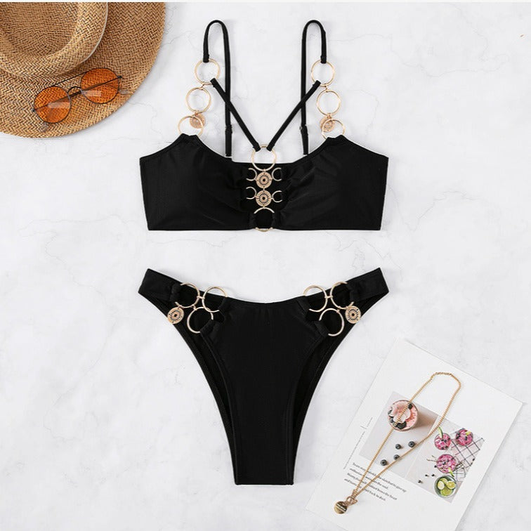 Bikini sexy de color sólido con cadena de metal recortada para mujer
