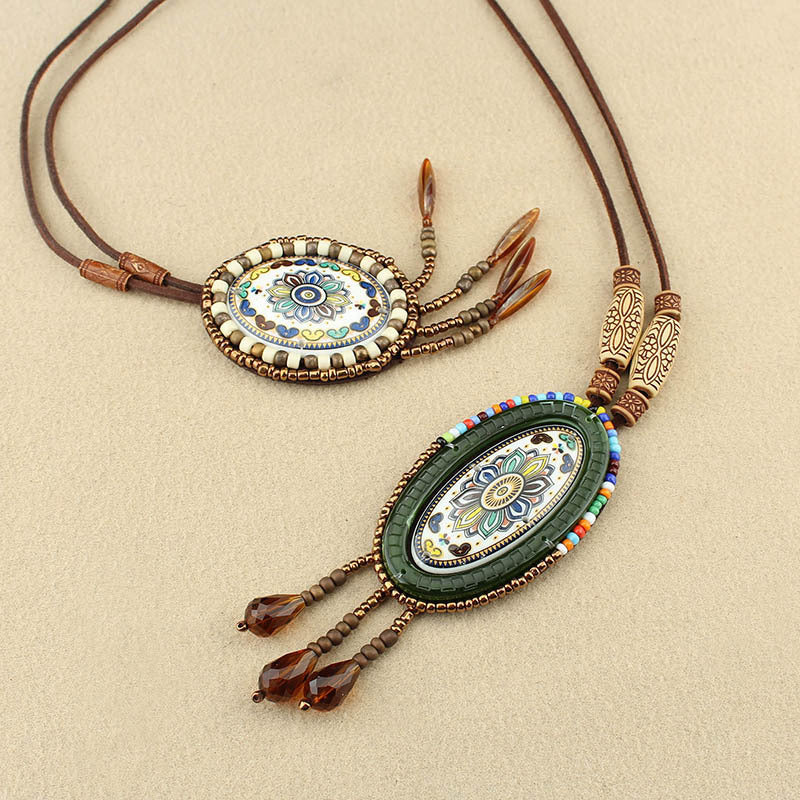 Collier pendentif à long pompon de style bohème