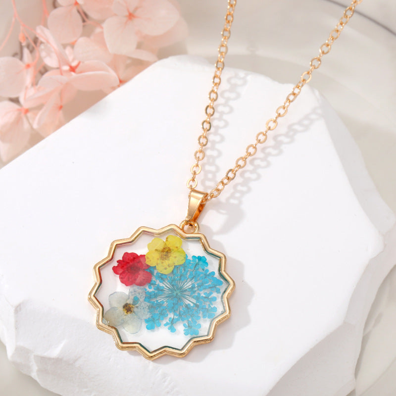 Collar con colgante de flores secas naturales de Bohemia