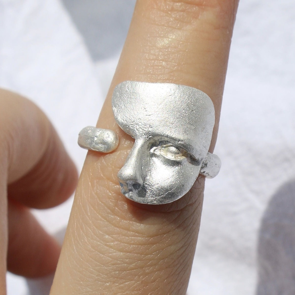 Anillo de máscara blanca de moda para mujer de cobre hecho a mano