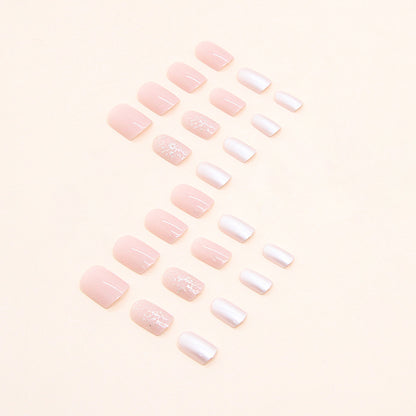Nail Art nacré pailleté rose court et tendre pour fille