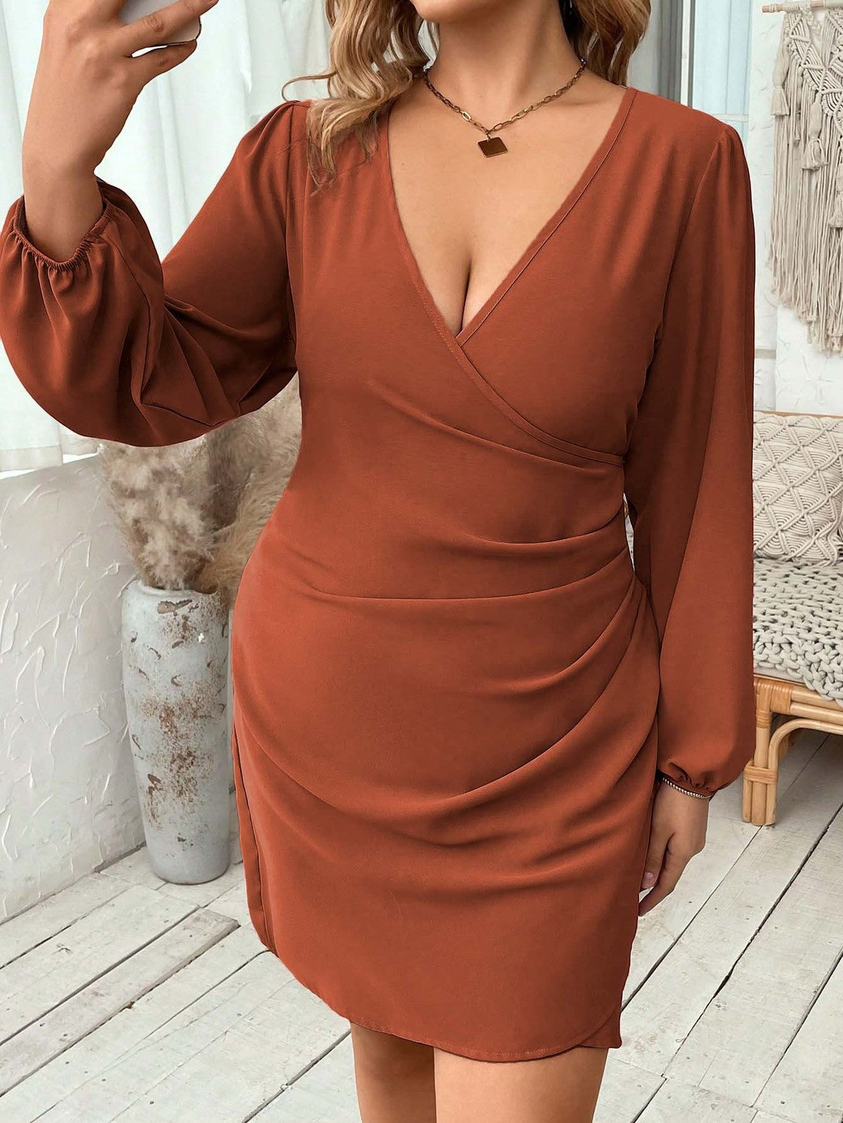Vestido elegante de talla grande con escote en V y pliegues para mujer