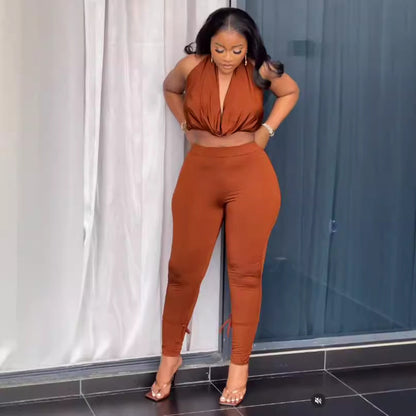 Conjunto de dos piezas de camiseta sin mangas con cuello halter y pantalones ajustados para mujer