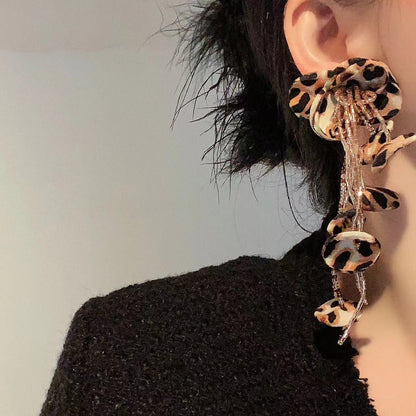 Pendientes largos con borlas florales y estampados de leopardo exagerados