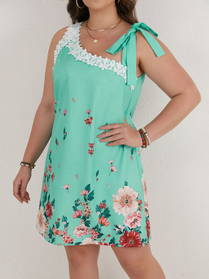 Robe irrégulière à lacets et imprimé floral grande taille